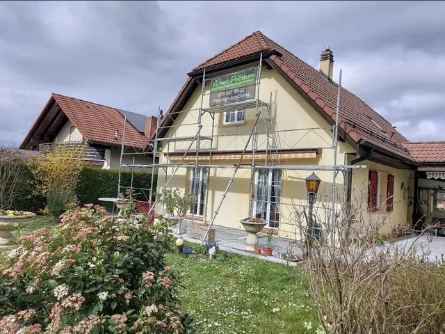Haus in Yverdon während der Fassadenrenovation