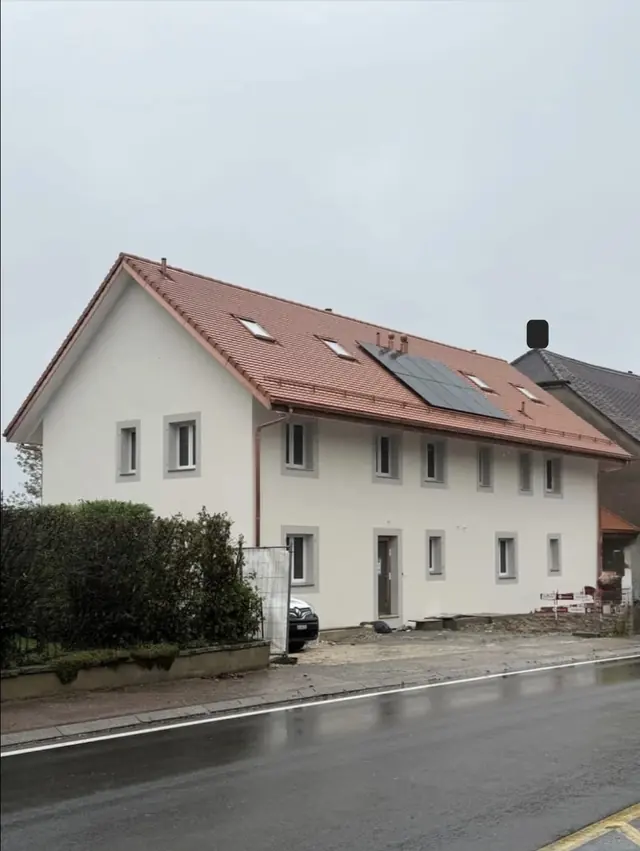 Renoviertes Gebäude mit neuem Dach und verputzter Fassade