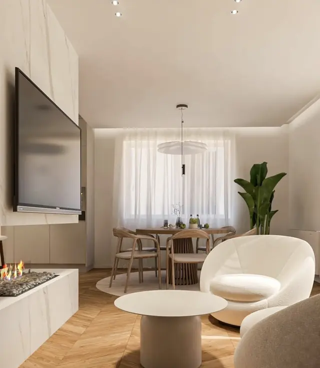 Helles Esszimmer mit Vorhängen und Kamin